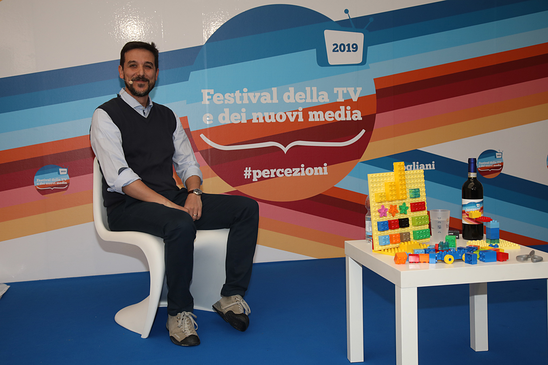 Festival della TV e dei Nuovi Media 2019_115.jpg - La Fisica nel quotidiano - Con Marco Delmastro  fisico delle particelle che lavora all’esperimento ATLAS al CERN di Ginevra,  affronteremo un viaggio attraverso i fondamenti, le motivazioni e la quotidianità della fisica delle particelle,  un viaggio che, grazie alla sua capacità di divulgazione, diventa accessibile a tutti.